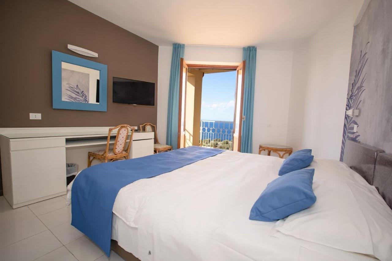 טראסיני Perla Del Golfo Resort מראה חיצוני תמונה